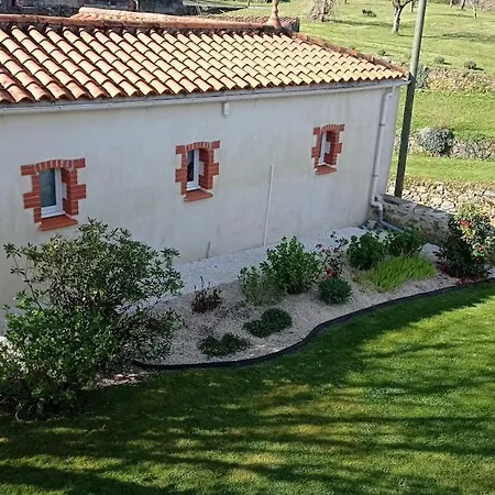 Du Puy Nyaraló Montournais